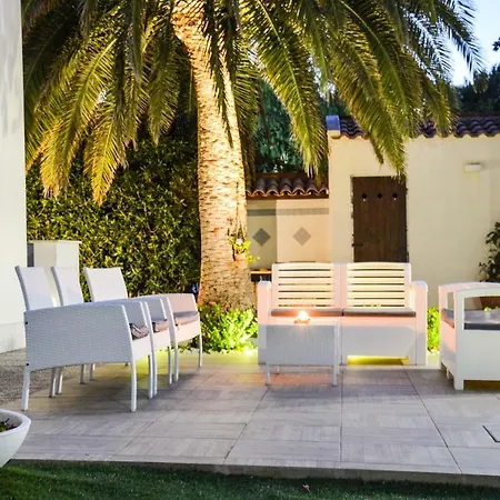 Villa Almyra - 4 Double Badrooms With Exclusive Garden & Parking Steps From The