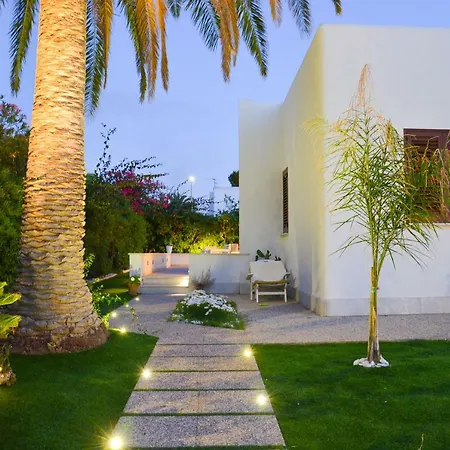 Almyra - 4 Double Badrooms With Exclusive Garden & Parking Steps From The Villa *