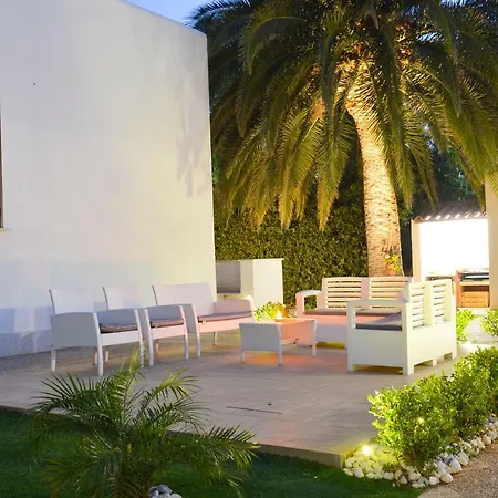 Almyra - 4 Double Badrooms With Exclusive Garden & Parking Steps From The Villa *